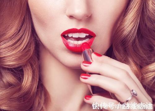 女生 女生涂口红时，千万别有这4个“习惯”，不然再贵口红都掉色沾杯