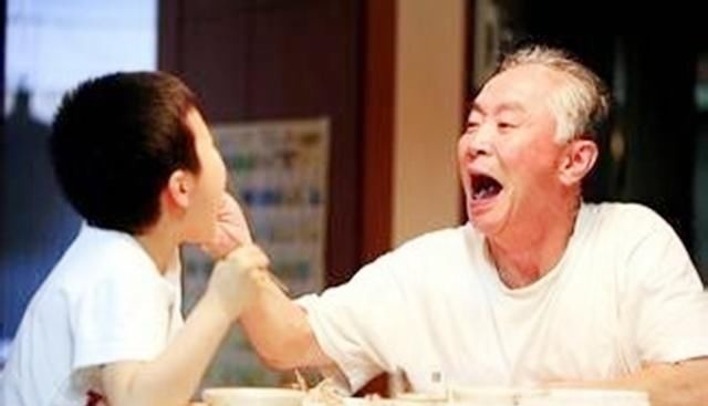 张奶奶|一碗“毒面条”害了很多孩子,父母却洋洋得意,毫不自知反省