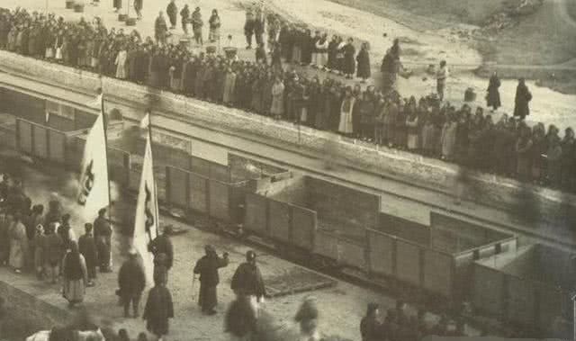 坐火车|慈禧第一次坐火车，定了3条奇葩的规矩，至今都让人捧腹大笑！