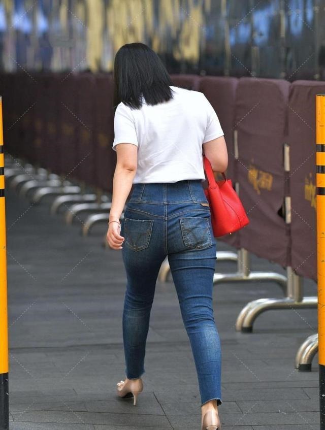 搭配 白t恤搭配牛仔裤,简洁大气,配上红色大手包,时尚大方!