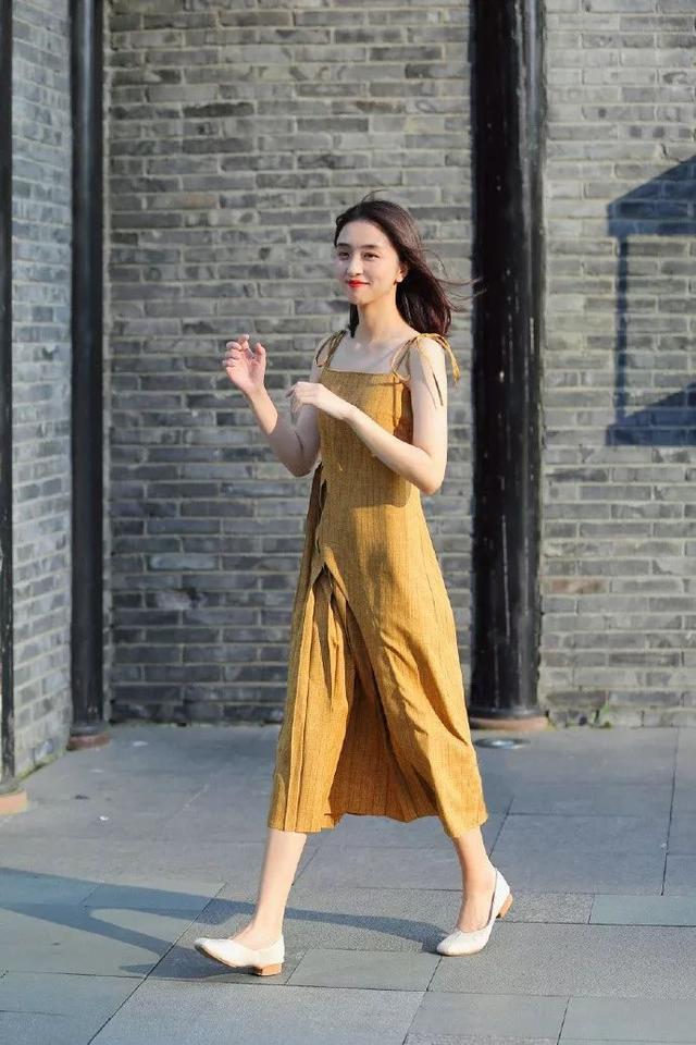 身上穿着 小姐姐身穿印花长裙,脚踩一双高跟鞋,非常的时尚优雅