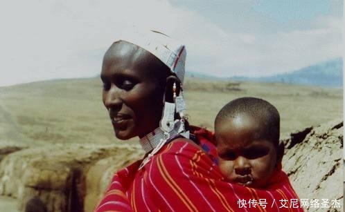 非洲有个奇葩部落,居然存在着女人剃光头,男人留长发的风俗