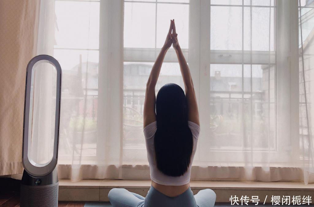 街拍打底裤小姐姐显女性高贵优雅的魅力，舒适不失个性