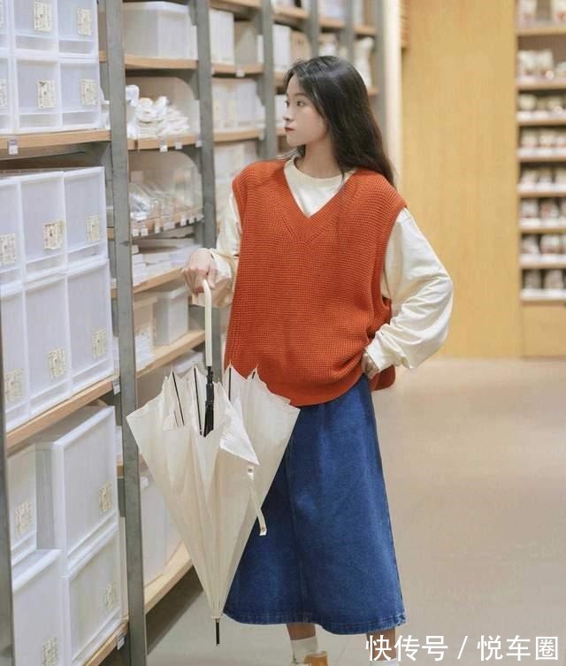 港风 秋季怎样才洋气风衣搭配半身裙简约干练，这样穿保暖又时尚！