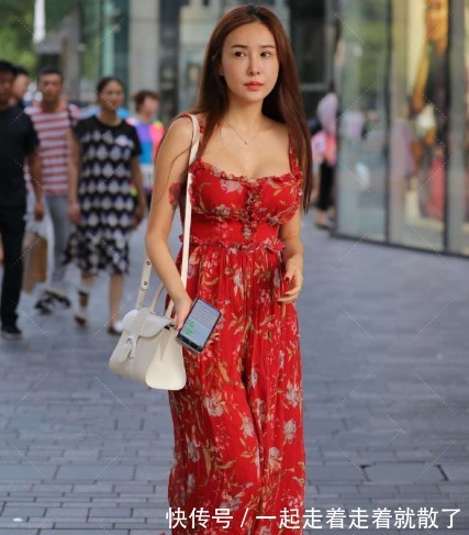 挎包|红色碎花裙搭配白色挎包,甜美可人,尽显小女生气质