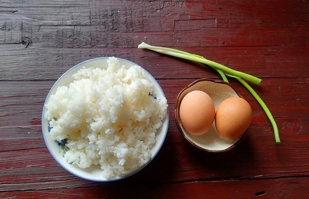 做蛋炒饭时,米饭不要直接入锅炒!多做一步,米粒金黄,粒粒分明