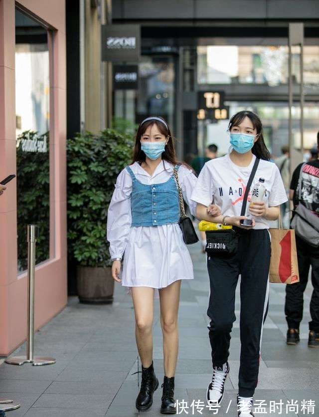 蕾丝|街拍,美女身上穿着一件黑色的吊带连衣裙,显得更加的高贵