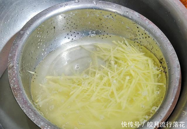 懒人|一个土豆三个蛋,教你做懒人早餐,5分钟出锅,香软酥脆老少皆宜