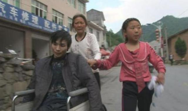 女孩因《变形记》得了公主病,回村闹着要找“富爸爸”,让人唏嘘