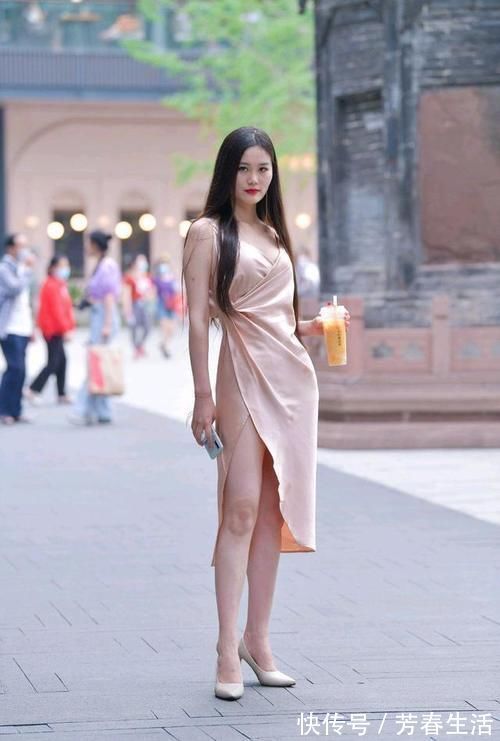 阔太太们 “阔太”都爱穿真丝吊带裙,高雅华贵,精美绝伦,太显身材!