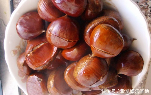 个个|煮板栗,别直接用水煮了!再加一步,板栗自动开口,个个不粘皮儿