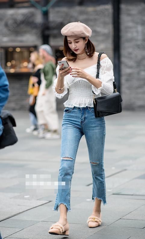 高跟鞋|街拍:美女脚上踩着一双高跟短靴,完美的把身材和身高展现出来