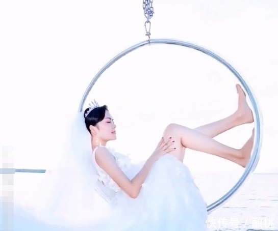 新娘|奇闻：长腿新娘拍婚纱照，旁边助理掀开裙子，成片抓拍到精彩画面