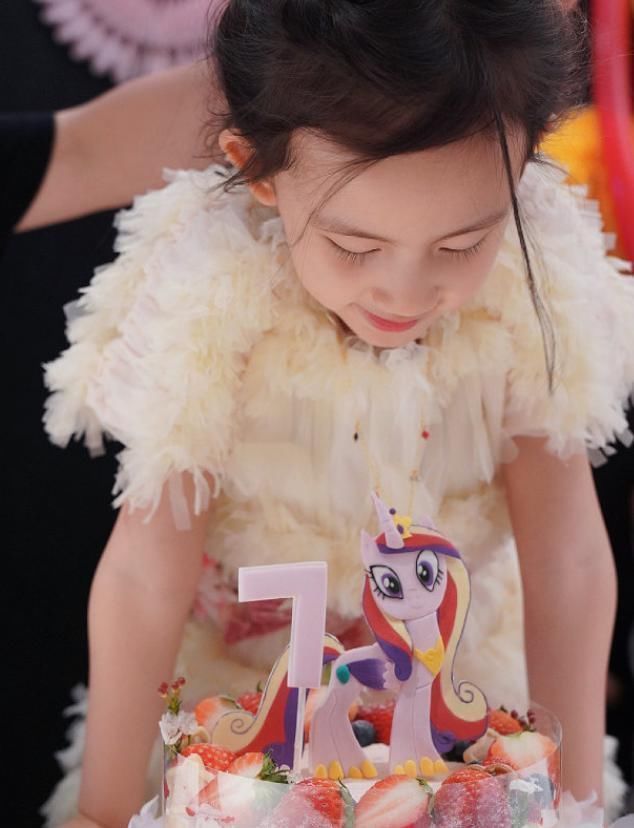 "早熟长大"只服黄多多!妹妹生日被她打扮抢镜,身材不输成年人