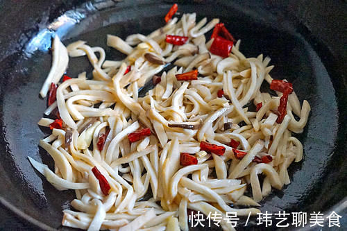 韭菜|冬天的韭菜，鸡蛋靠边站，和这菜炒，实惠又鲜香美味，快学做起来