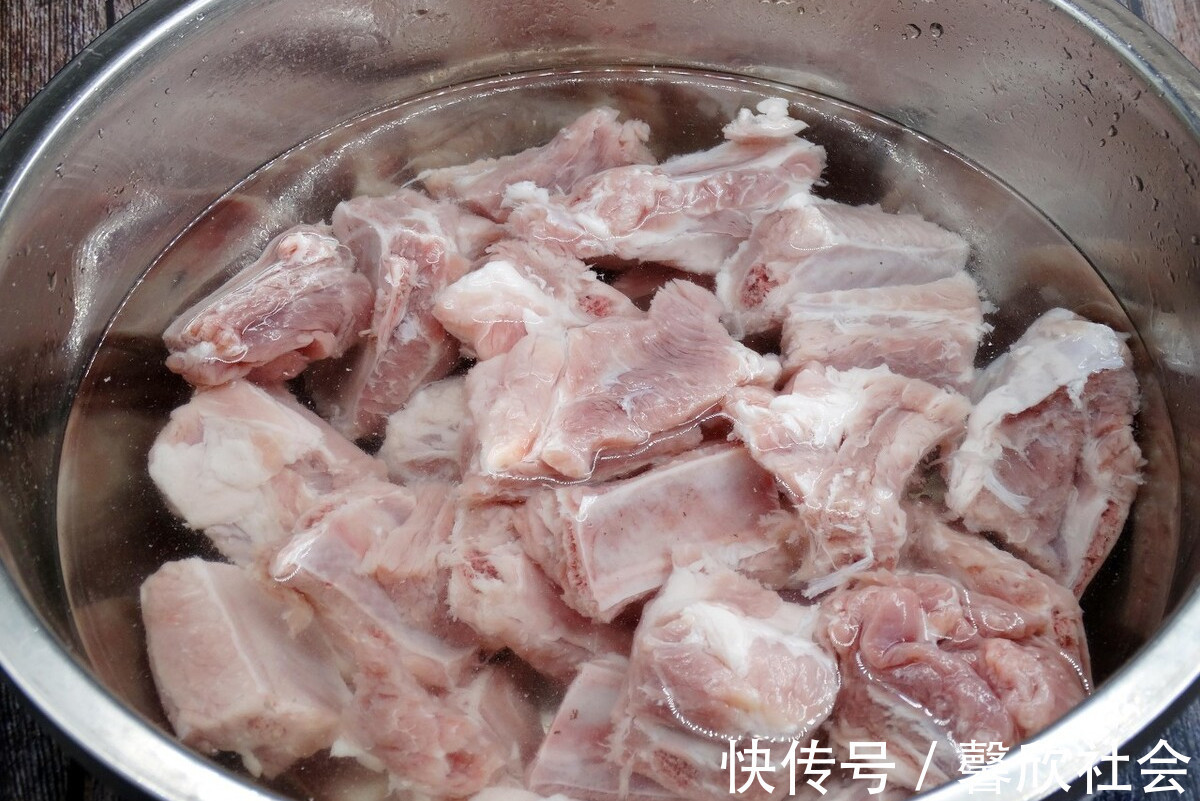 老少皆宜|炖排骨,切记不要直接焯水,牢记这1步,排骨更鲜嫩,不腥也不柴