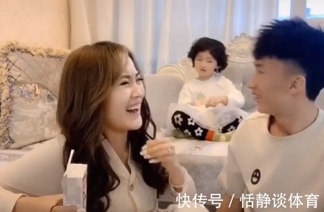 宝妈|“最腻歪夫妇”在娃面前秀恩爱火了,萌娃被气得频出“金句”
