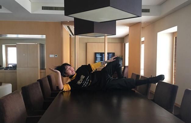 小魔女 走进吴莫愁现实中的家,餐厅是要当会议室用两排座椅能坐几十人