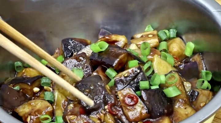 夏天,遇到此菜不要手软,8毛钱一斤,上锅一炒,营养又美味