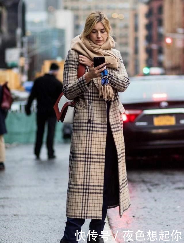 系法|喜欢穿大衣的女人,围巾建议这些“时髦系法”,脸都偷偷小一圈