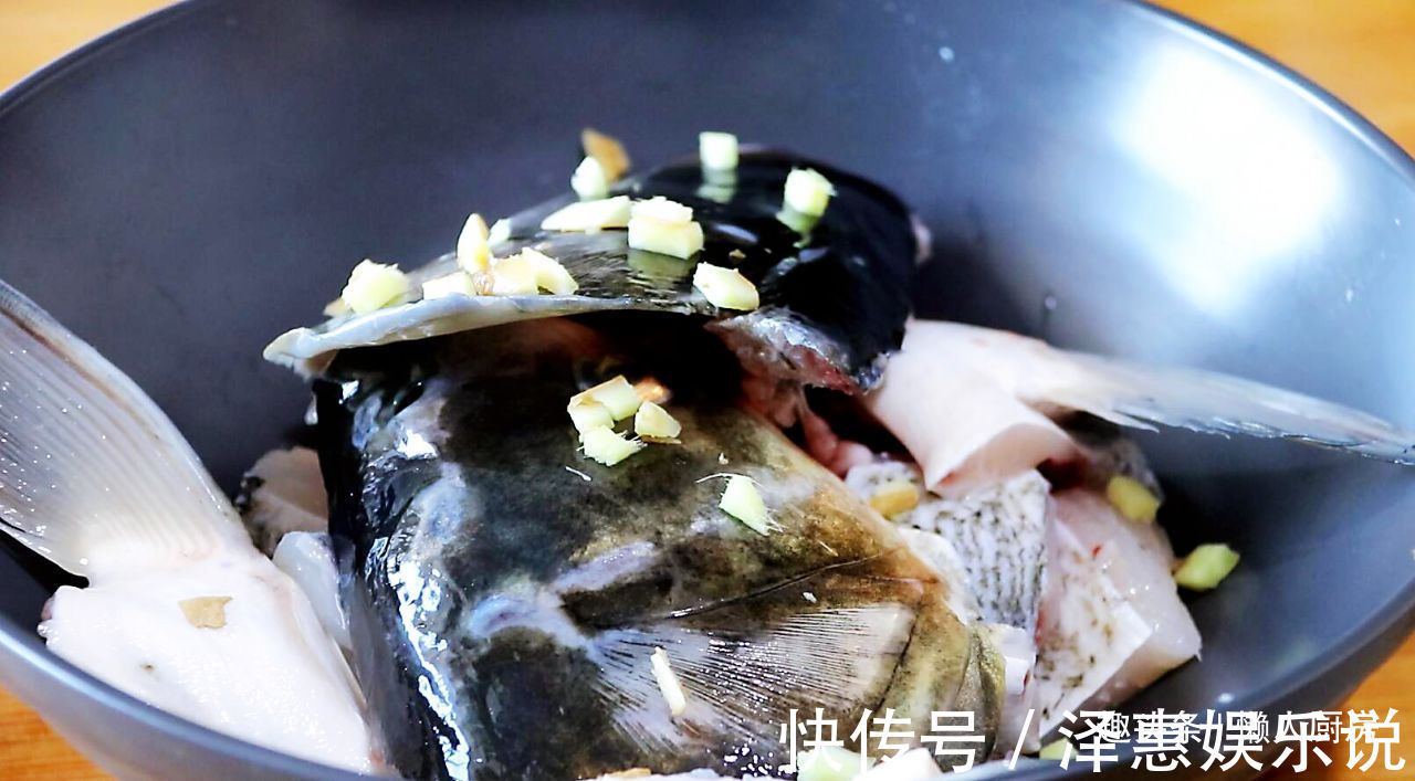 这是豆腐鱼头的快手做法，豆腐不油煎，鱼头不红烧，蒸一下就好了