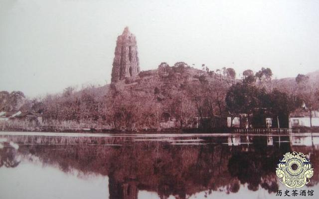 地宫|老照片还原倒塌前的雷峰塔满身孔洞摇摇欲坠，地宫发掘出舍利子