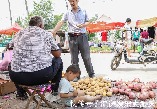 37度高温，农村2岁娃跟着爷爷做生意，土豆当玩具，看得心疼