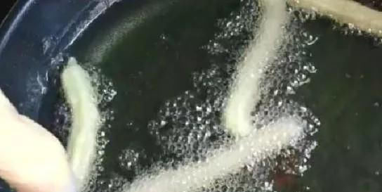 油条|做油条2个鸡蛋,一碗面,开水一烫,不用发面,超级快