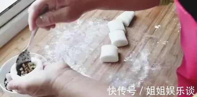 红糖水|糯米粉最好吃的做法，开水一烫，大刀一切，全家人都有爱吃