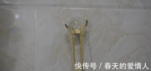 塑料瓶上穿一根绳子，放在卫生间一年省下不少钱，早点知道就好了