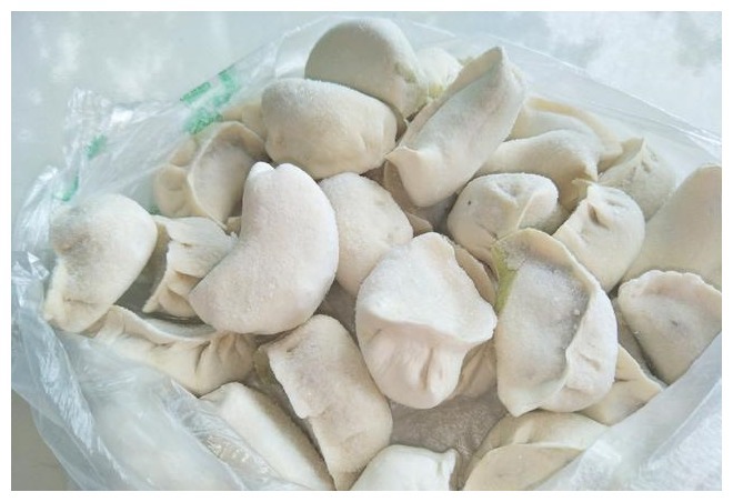 速冻饺子怎么煮用冷水还是热水,教你正确做法,不破皮不露馅