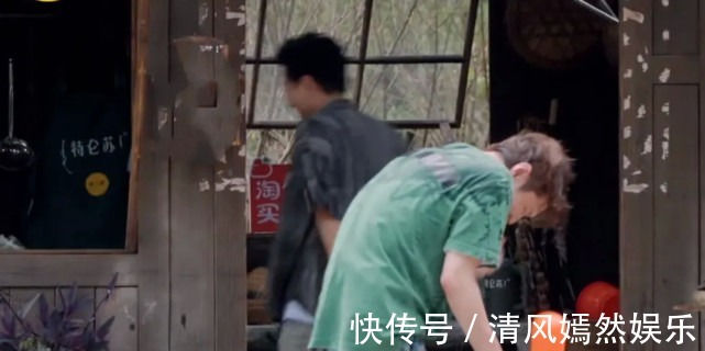 黄渤|张艺兴录制节目受欺负被黄磊追着打,被黄渤泼水,头发全湿透!