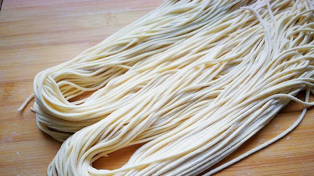 碳水化合物|高血脂的不能吃面条提醒若想血脂慢慢降，2种素食也不能多吃