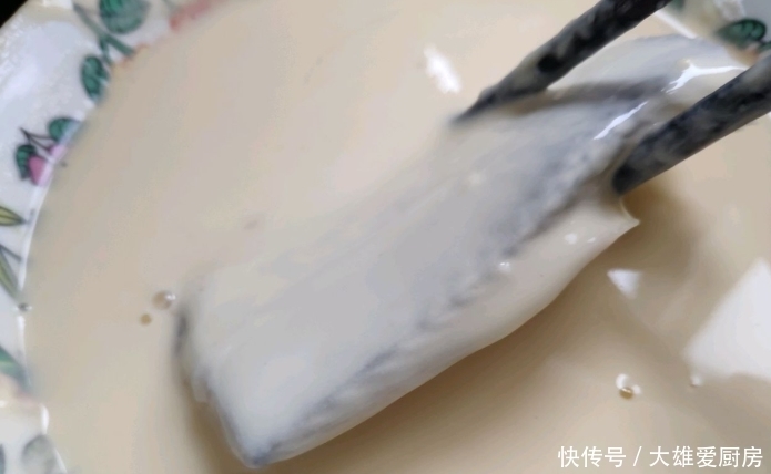 炸带鱼，淀粉面粉用哪个？厨师：全错！只需一碗它，金黄酥脆不软