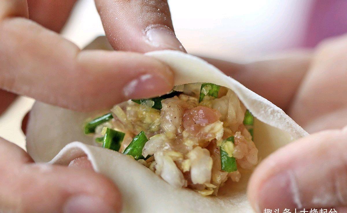 饺子馅|为什么饺子馆的饺子,肉馅打水加菜照样好包?掌握窍门,鲜嫩爆汁