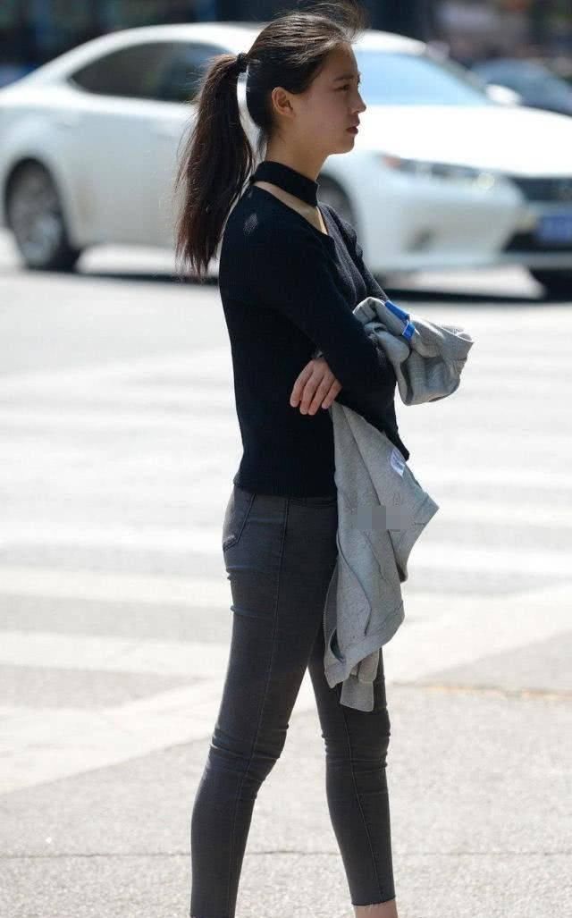 街拍小姐姐修身的上衣,更加简洁时尚,显得凹凸有致