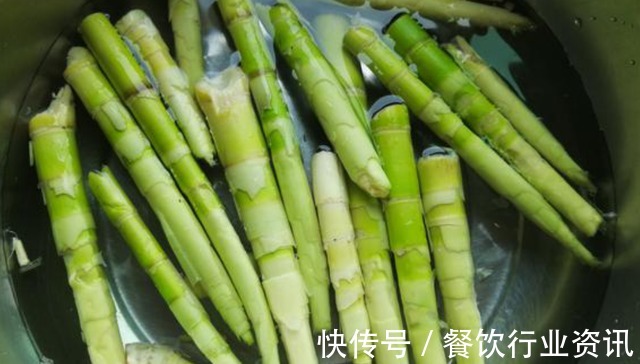 这道微酸脆口的小炒，不管是下饭佐粥还是拌面，味道都棒极了