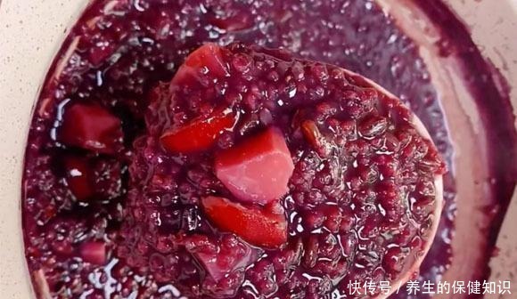 冬季,早餐喝豆浆牛奶不如喝它,几样食材熬一锅,热乎乎的还养胃!