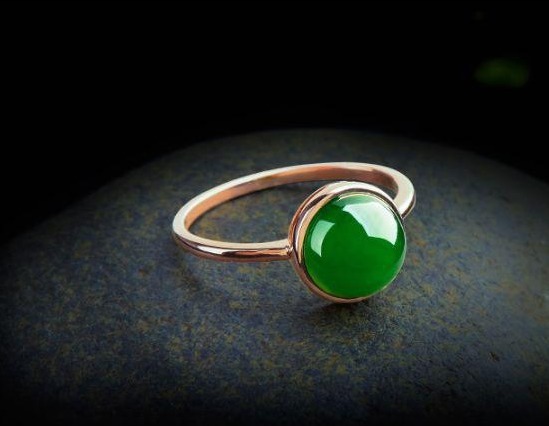 舒淇$“御姐女神”舒淇身穿长裙佩戴满绿翡翠站在花间, 美如一位仙子!