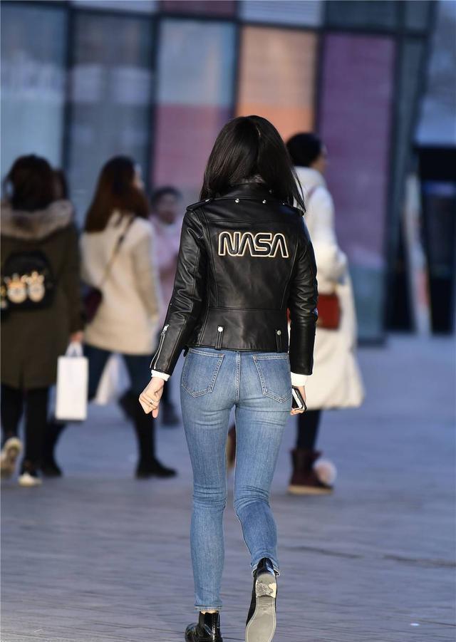 牛仔裤|紧身牛仔裤搭配皮夹克, 穿着平地短靴, 有身材的美更自信