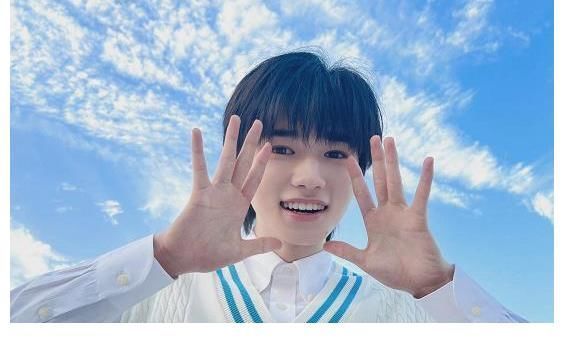 |宋亚轩抱小妹妹合照,坐姿搞笑像大爷,仿佛看到未来带孙女的模样