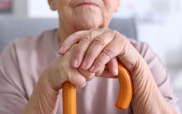 骨质疏松|骨质疏松的人是因面条吃多了?专家:想要养护骨骼,2种食物要少碰