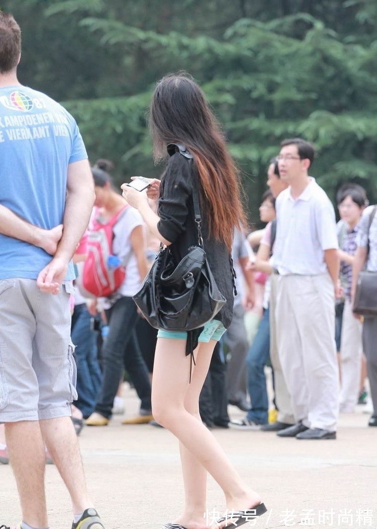 短裤|街拍天蓝色短裤美女和她的老外男友
