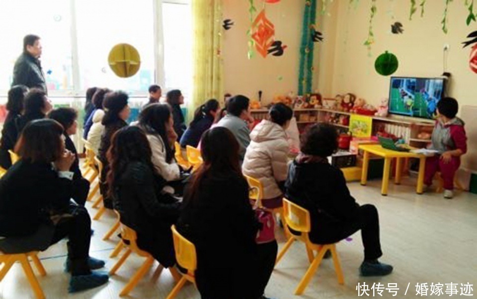 满面|幼儿园给娃喂“红色水”,妈妈去学校调查,知晓真相后满面愧色