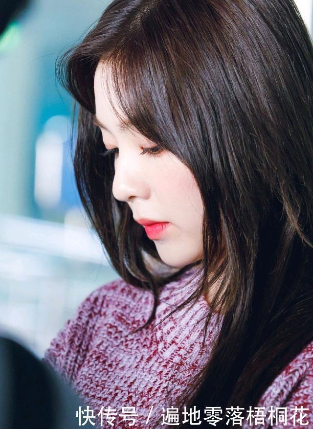 重返|裴珠泫也会撞脸，穿毛衣露脚踝，扎马尾重返18岁