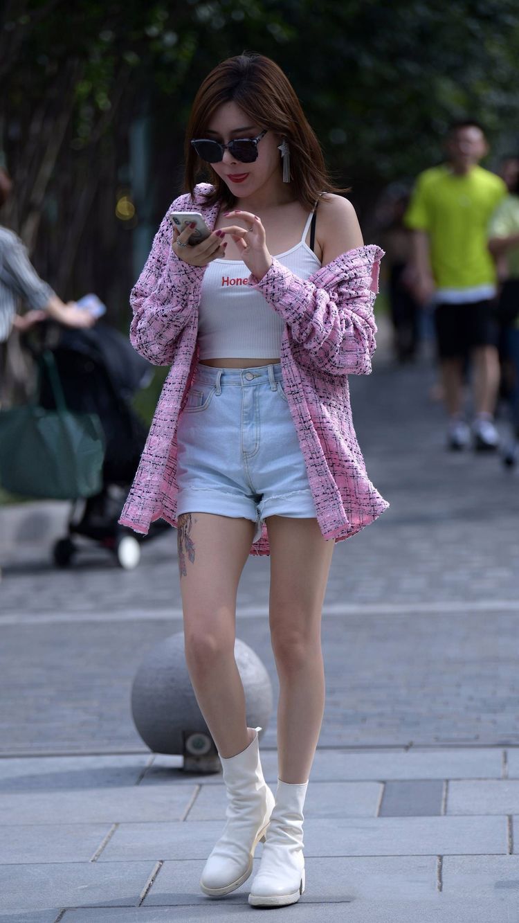 素雅|街拍:清新素雅的美女,淡粉色的裙子柔美大方