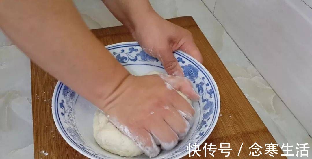 吃早餐蛋糕的新方法,淋上蛋液,比手抓蛋糕简单,比鸡蛋灌饼好