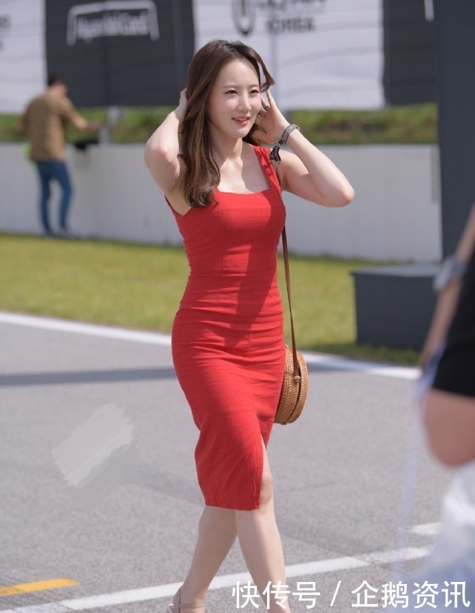 小雨云 谁说穿大红色就不香了裙子越“红”,显得自己越有魅力