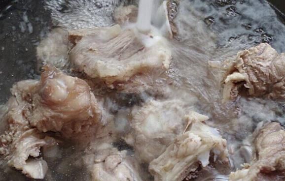 红枣|炖骨头汤，不要直接加水炖了，还需多加这一步，汤味更浓郁营养