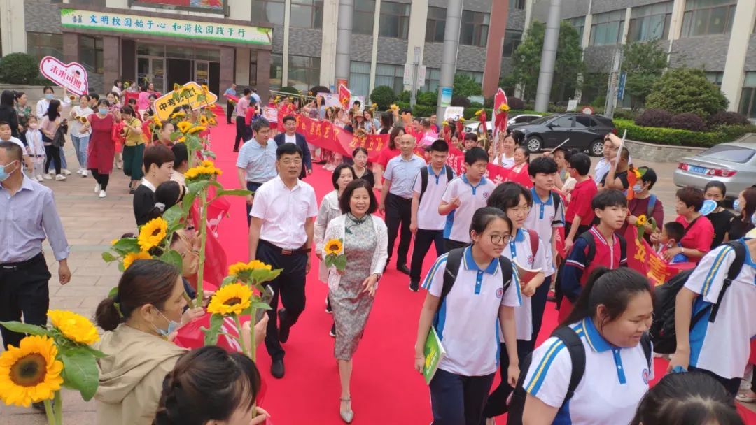 大众网|孩子中考，爸妈“嗨了”！最精彩的画面，都在这了……